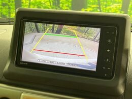 【バックカメラ】駐車時に後方がリアルタイム映像で確認できます。大型商業施設や立体駐車場での駐車時や、夜間のバック時に大活躍！運転スキルに関わらず、今や必須となった装備のひとつです！