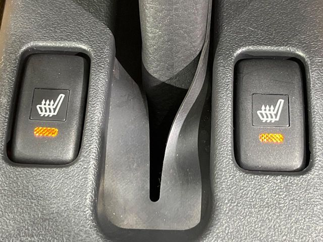 【シートヒーター】寒い日に重宝するシートヒーター！エアコンより早く温まってくれるので寒がりの人も安心ですね♪エアコンの温風は乾燥するから苦手、という方にもをおすすめです。