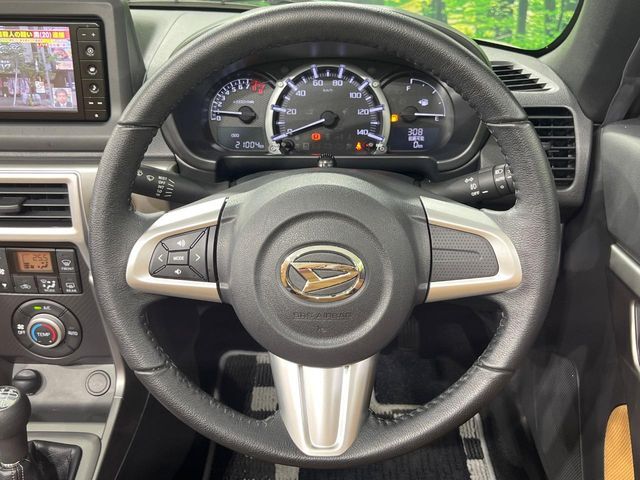 インテリアに合わせたデザインのステアリングは、運転される方のことも考え、運転しやすい形状、大きさです。是非一度、実際に触ってお確かめください。
