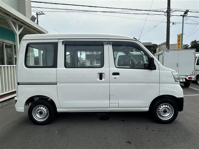 お客様に気持ちよく乗っていただくため、1台ずつルームクリーニングと外装磨きを行っております。