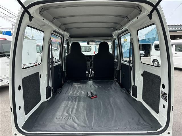 荷室はシートフラットになるので、お仕事の道具などを積むのに便利です！