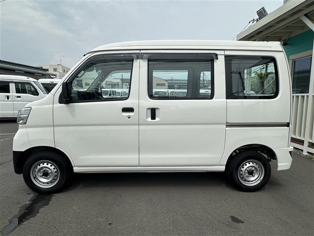 お客様に気持ちよく乗っていただくため、1台ずつルームクリーニングと外装磨きを行っております。