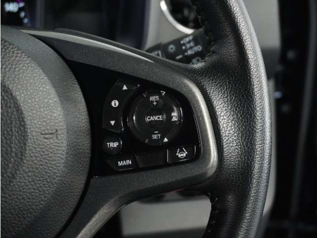 【アダプティブクルーズコントロール】予め設定した車速内でクルマが自動的に加減速。前走車との適切な車間距離を維持しながら追従走行します。【LKAS】車線維持支援システムでステアリング操作を支援。