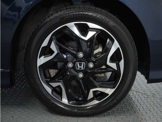 アルミホイール装着車です！これで足元まわりもおしゃれにきまります！