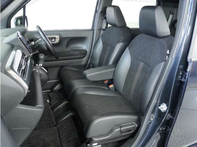 運転席と助手席は足元が繋がっているので自由に行き来しやすいので駐車場が狭いときでも助手席側からスムーズに乗り降りできて便利！