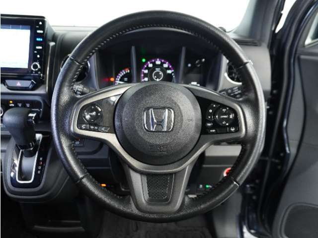 【Honda SENSING】 カメラ等装置で精度の高い検知能力を発揮、安全運転を支援します。ステアリング上のコントローラーに注目！