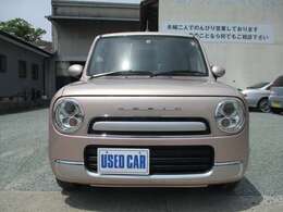 愛嬌のある丸みを帯びたデザインです。「ショコラ」専用14インチ、ホワイトホイール、同じく専用ショコラエンブレムは、誰が見ても「可愛い。」と思えるデザインで、ラパンショコラの特徴の一つと言えるでしょう。