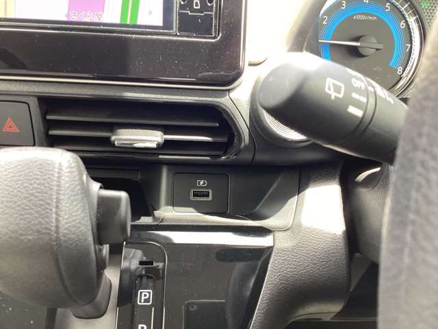 USB電源ソケットを装備。