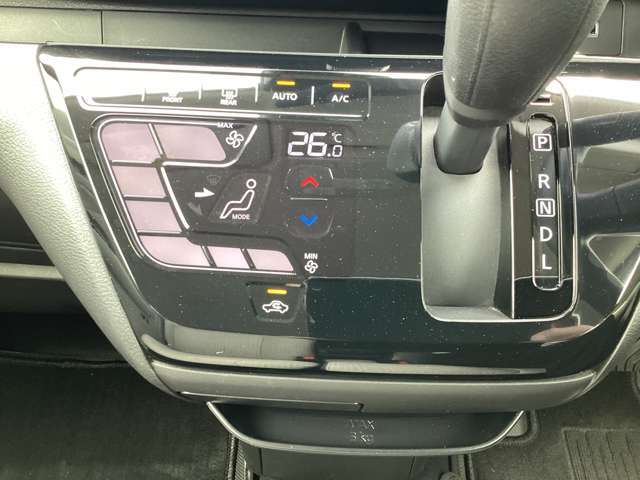 タブレット端末のようなタッチパネル式のオートエアコン採用。凹凸のない滑らかな表面で操作感を高めています。
