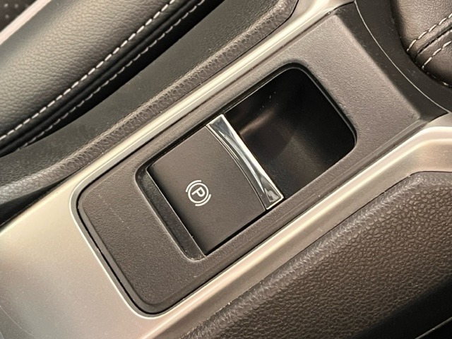 【電動パーキングブレーキ】パーキングブレーキは便利な電動式です。ボタン一つで操作ができアクセルを踏めば自動で解除されます。ペダルが無いので運転席の足廻りがすっきりしています。