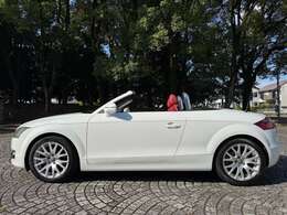 室内のスイッチで電動ソフトトップは簡単に開閉できます。