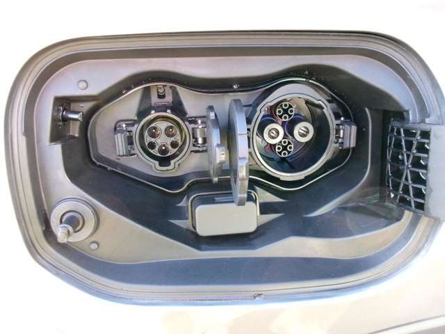 運転席側後部に充電用のコネクターが付いております。　左側が普通充電用のコネクターで、右側が急速充電用のコネクターになります。
