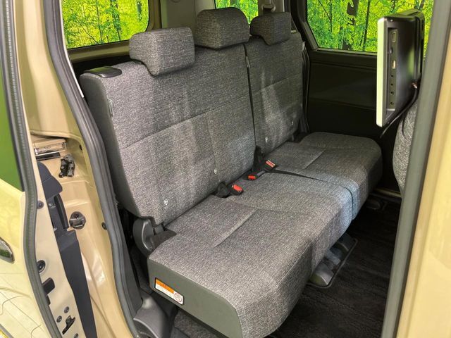 後部座席も気になるようなキズ・汚れやへたり等、大きなダメージはなく、良好な状態です。