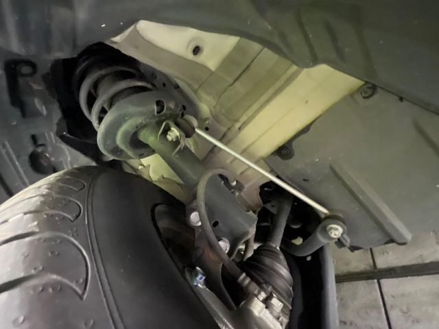 お車を安心してお乗りいただく為には、足回りの定期点検が欠かせません。サービスサポート（有償保証）では無料点検もご提供しており、安心のカーライフをお過ごしいただけるサポート体制が整っています。