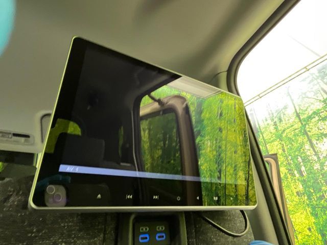 【後席モニター】家族や友人とお出かけする機会が多い方に大人気の後席モニターを装備！見やすい位置に画面がありテレビやDVDの視聴も快適！友達もお子様も、後席にしか乗らなくなるかも？？