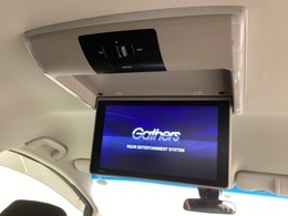 後部座席にリアモニターがあります。