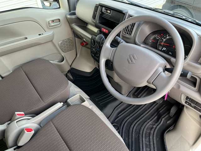 運転席も広々としております！
