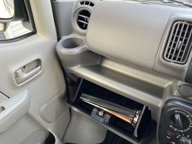 引き出し式の小物入れや車検証等をいれるグローブボックスが装備されています！