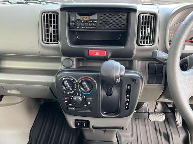 シフトレバーは握りやすく、上下に操作するタイプとなっております。黒でまとまっていて非常に見栄えも良くかっこいいです！