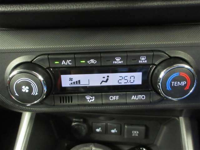 オートエアコン装備で快適な空調を保ちます。