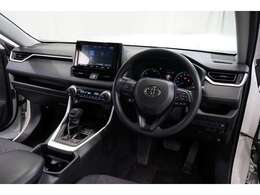50系トヨタのRAV4、現行モデルが入荷しました。レギュラーで走行するHV車です。車両重量1620kg・WLTCモード燃費は21.4km/L・直列4気筒エンジン・178馬力のお車です（※カタログ参照）