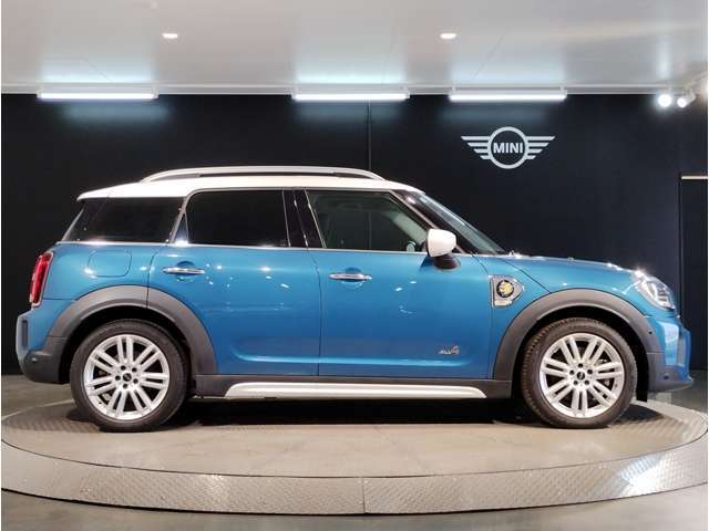 ☆MINIの車の始まりは大人四人がギリギリ乗れるコンパクトな車です！！今となっては3ナンバーですが、もともとは5ナンバーの車でした！！