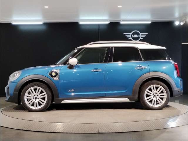 MINIは歴史的なレース【モンテカルロラリー】で2度の優勝！！規定違反による失格も含めれば3度の優勝を誇るれっきとしたレーシングカーです！