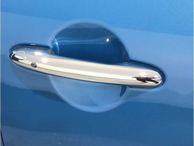 MINIはドアが分厚いです。衝突によりドアがつぶれてしまった場合にも外からいち早くドアを開けれるよう考えられています。数十秒の救出の遅れが命につながりかねない場合、こういった配慮が重要なポイントです。