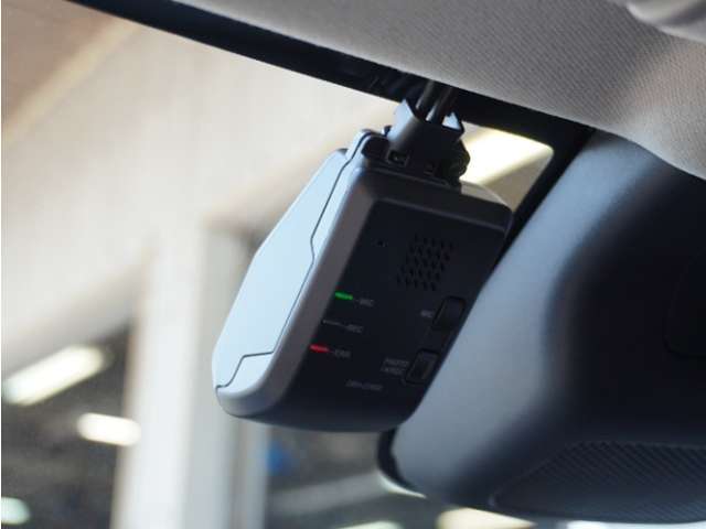◆ドライブレコーダー◆映像・音声などを記録する自動車用の装置です。　もしもの事故の際の記録はもちろん、旅行の際の思い出としてドライブの映像を楽しむことができます。