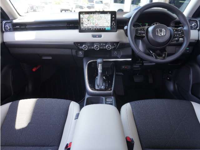 視界広々で非常に運転しやすくロングドライブでも疲れを感じさせないすっきりとまとまったインパネ周りです。