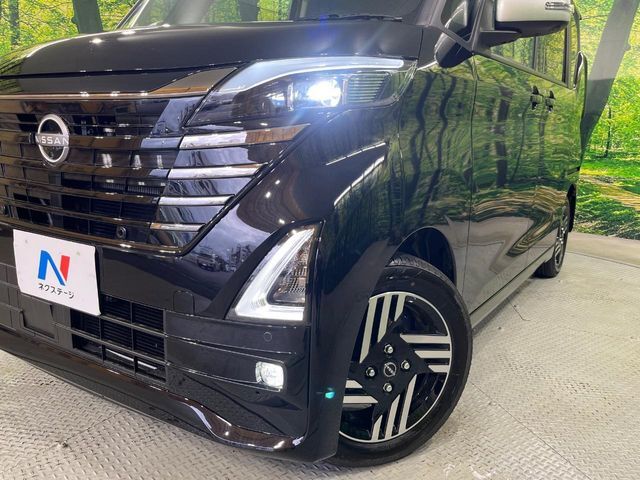【LEDヘッドライト】悪天候や夜間走行時も良好な視界を確保し安心して運転できる高輝度LEDヘッドライトを装備！点灯速度が早く、消費電力も抑えられています。
