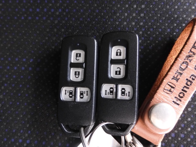 ◆スマートキー◆カギをバッグやポケットに入れたままでもドアロックの開閉ができる『スマートキー』付き！雨天や暗くなってもカギを取り出す必要がなくドアの開錠＆エンジンも始動できます