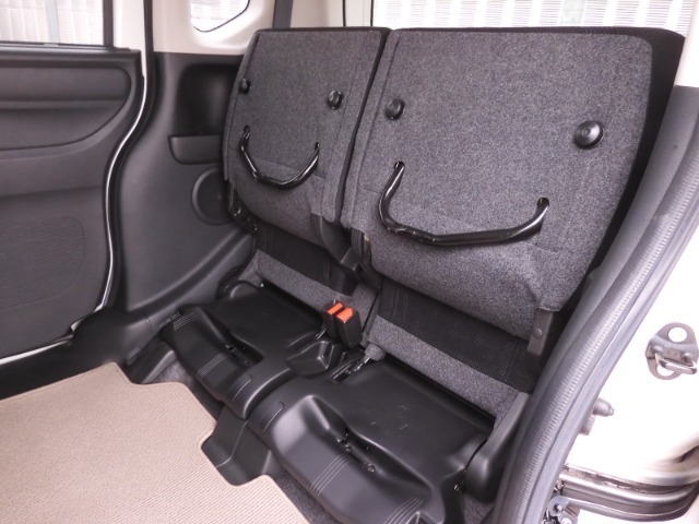 ◆チップアップ＆ダイブダウン機構付リアシート◆倒して、はね上げて。変化するシートで空間を乗る人に合わせて有効に使えます！