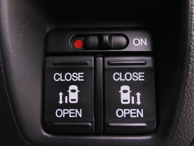 ◆両側電動スライドドア◆狭い駐車場でも乗り降りが楽々♪お子様が隣の車にドアを当ててしまう心配もございません！小さなお子様連れの方もこれで安心。