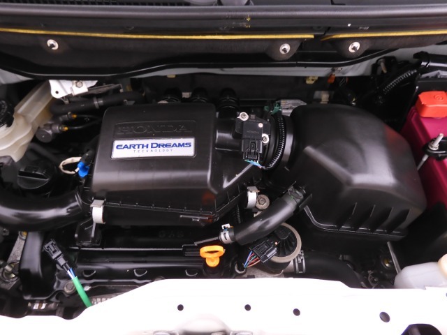 ◆エンジンルーム◆車の心臓部分のエンジンルームが汚いとトラブルの基になります。当店は専用の液剤を使って徹底的に綺麗にします。