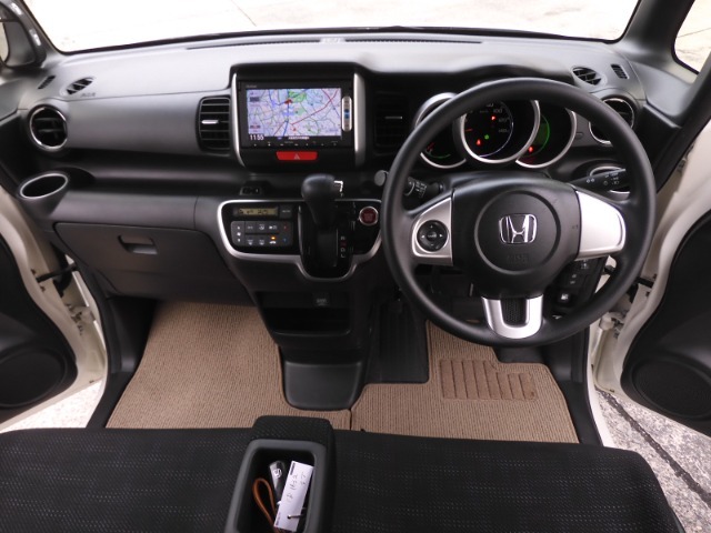 ◆視界広々で非常に運転しやすくロングドライブでも疲れを感じさせないすっきりとまとまったインパネ周りです。