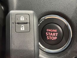 【キーレススタートシステム】カバンやポケットに入れたままでもドアの施錠・解錠が可能なスマートキーを装備。エンジンのオン・オフ時もカギを取り出す必要が無いからとっても便利です♪