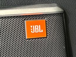 【JBLサウンドシステム】メーカーオプションの高品位サウンドシステムを搭載。専用のチューニングが施された大小様々なスピーカーから良質なサウンドが奏でられ、臨場感あふれる音響空間を演出します。