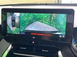 【パノラミックビューモニター】専用のカメラにより、上から見下ろしたような視点で360度クルマの周囲を確認することができます☆死角部分も確認しやすく、狭い場所での切り返しや駐車もスムーズに行えます。
