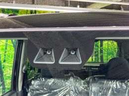 【スマートアシスト】走行中に前方の車両等を認識し、衝突しそうな時は警報とブレーキで衝突回避と被害軽減をアシスト。より安全にドライブをお楽しみいただけます。