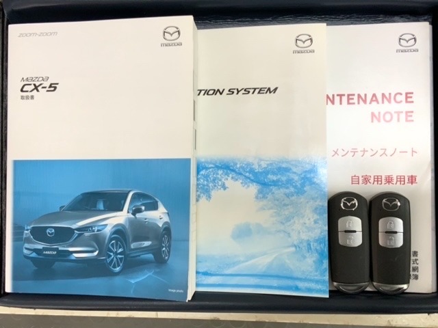 スマートキーは鍵をバッグに入れたままでもドアロックの開閉やエンジンのON・OFFができます。夜間や雨の日も鍵を探さなくて良いので便利です。