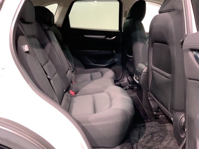 ゆったり座れるリヤシート！足元が広々としていて、乗り心地も良いです！