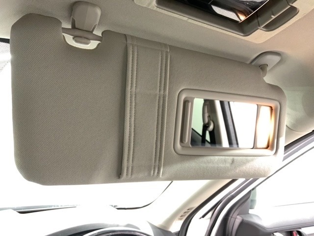 バニティーミラーが付いています。女性にうれしい装備ですね！