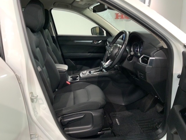 程よい硬さとホールド性が高くロングドライブも疲れにくいシートです。