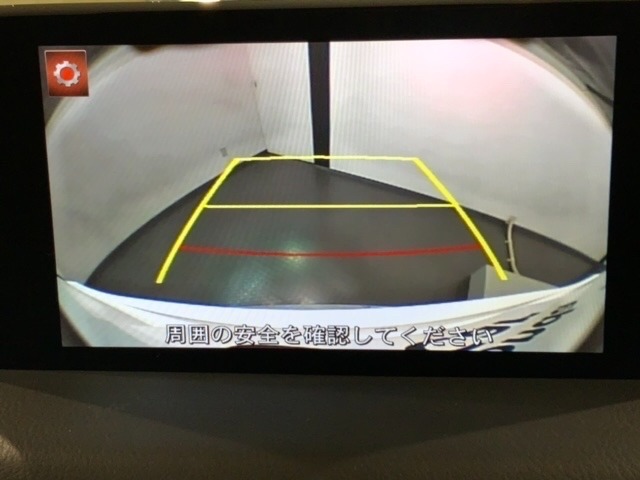 リバースギアに入れるだけで後方の表示へ切り替わります。夜間や雨の日の駐車も楽になりますよ。