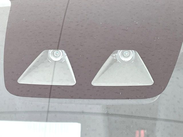 【スマートアシスト】走行中に前方の車両等を認識し、衝突しそうな時は警報とブレーキで衝突回避と被害軽減をアシスト。より安全にドライブをお楽しみいただけます。