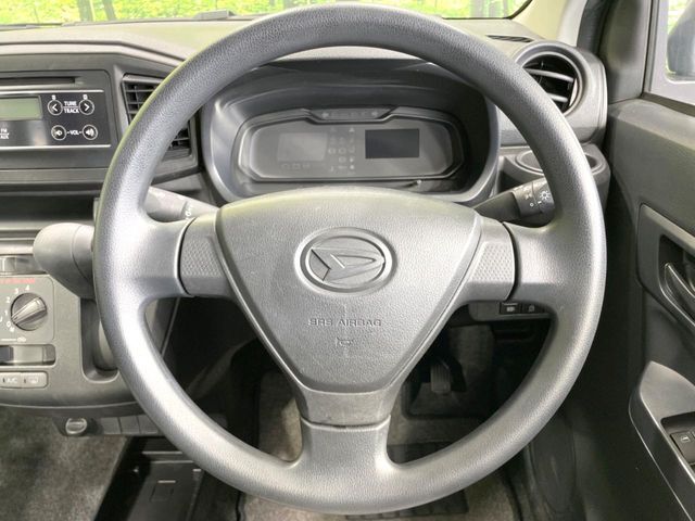 ステアリングも使用感が少なく、きれいな状態となっております♪