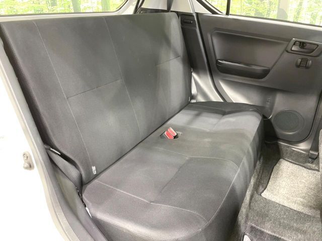後部座席も気になるようなキズ・汚れやへたり等、大きなダメージはなく、良好な状態です。