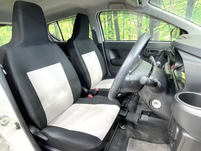 運転席シート廻りは使用感も少なく、良好な状態となっています。前オーナー様が丁寧に使っていたことがよくわかりますね。