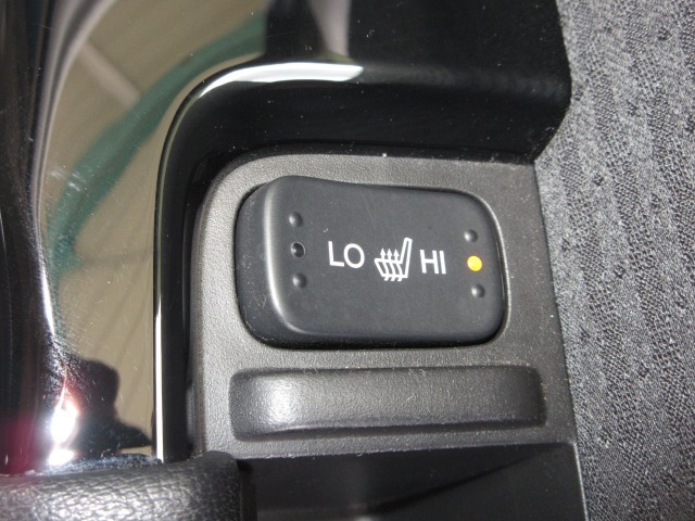 運転席＆助手席シートヒーターが付いてます。寒い冬でもスイッチONで座面をあたたかくして、ドライブをさらに快適にしてくれます。HIとLOの2段階に温度設定が可能です。